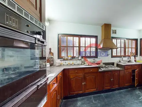VENTA CASA 6 AMBIENTES EN LOTE PROPIO CON JARDÍN, GALERÍA Y COCHERA EN LA LUCILA