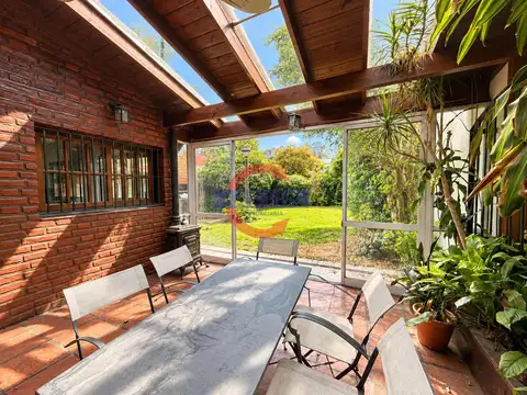 VENTA CASA 6 AMBIENTES EN LOTE PROPIO CON JARDÍN, GALERÍA Y COCHERA EN LA LUCILA