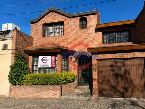 VENTA CASA 6 AMBIENTES EN LOTE PROPIO CON JARDÍN, GALERÍA Y COCHERA EN LA LUCILA