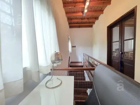 Casa en Venta en Villa Ballester - Tres Ambientes - Cochera y Jardín.