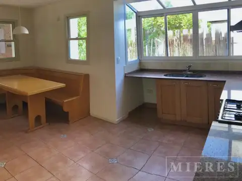 Casa 4 ambientes con 3 baños