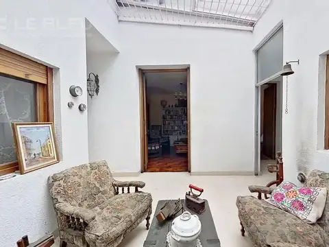 Casa 8 ambientes con 2 baños
