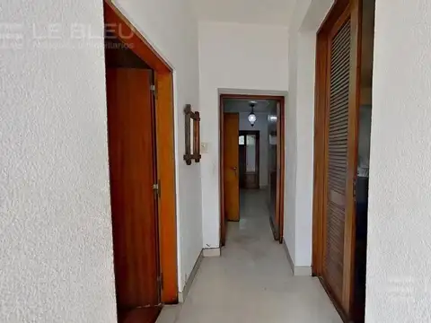 Hermosa casa de estilo con detalles modernos, quincho y terraza – Ideal dos familias o uso comercial