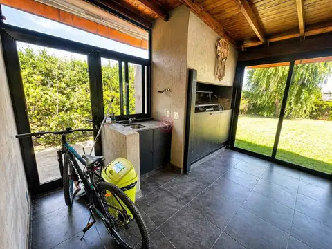 Casa 4 ambientes con 2 baños