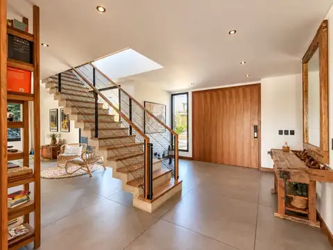 Casa en Alquiler con 2 cocheras