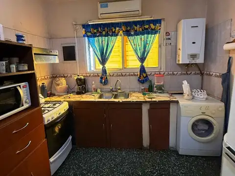 Casa 6 ambientes con 2 baños