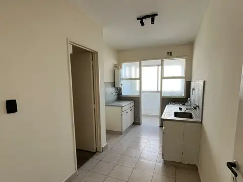 Departamento al contrafrente en 7to. piso.