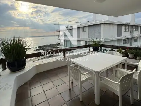 Se vende apartamento en el Puerto- Punta del Este de 3 dormitorios.