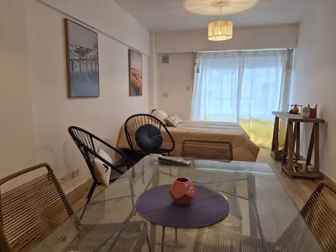 Venta monoambiente al frente con balcón, en el centro de rosario