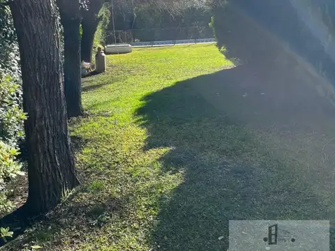 Casa en Alquiler con 2 cocheras