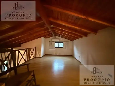Casa en Alquiler con 2 cocheras