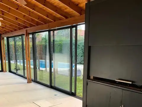 Casa en Alquiler con 2 cocheras