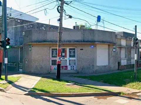 CASA 2 DORMITORIOS CON LOCAL COMERCIAL SOBRE AV. URIBURU