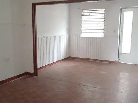 CASA 2 DORMITORIOS CON LOCAL COMERCIAL SOBRE AV. URIBURU