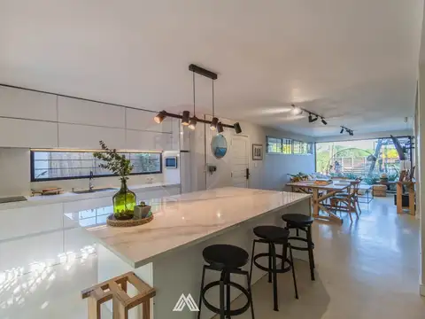 Casa en Alquiler con 3 cocheras