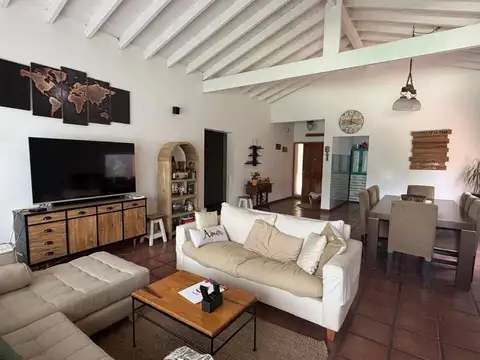 Casa en Venta con 3 cocheras