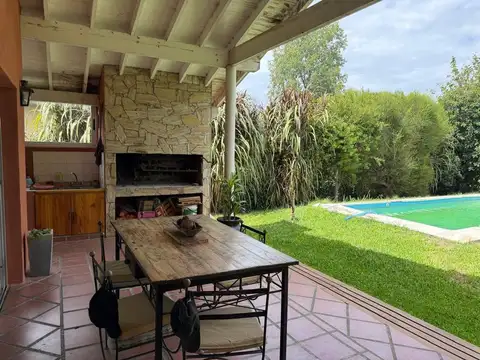 Casa 4 ambientes con 2 baños