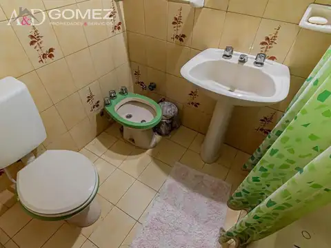 IMPONENTE CASA A METROS DE LA ESTACION - LOTE 10X30