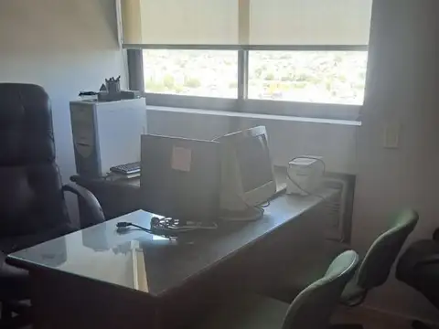 Oficina ubicada a 200 mts Plaza San Justo- excelente estado
