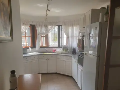 Casa 8 ambientes con 2 baños