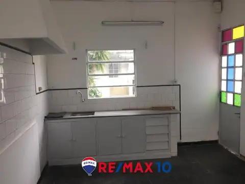 Casa 8 ambientes con 2 baños