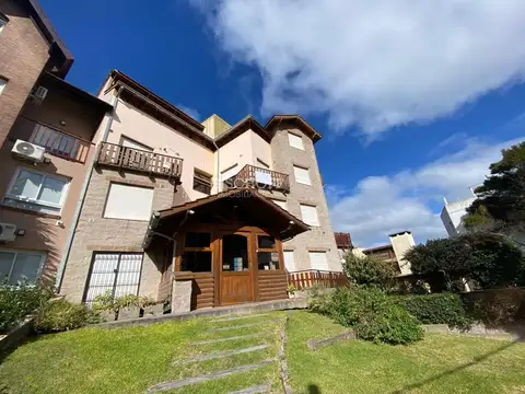 DEPARTAMENTO DE 2 AMBIENTES CON COCHERA, A UNA CUADRA DEL MAR
