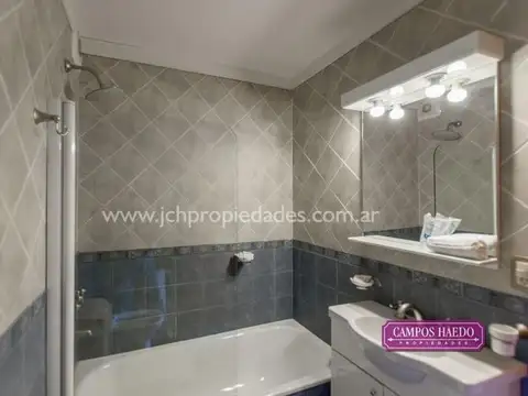 HOSTERÍA CON EXCELENTE VISTA AL LAGO NAHUEL HUAPI