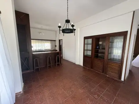 Casa en Alquiler con 2 cocheras