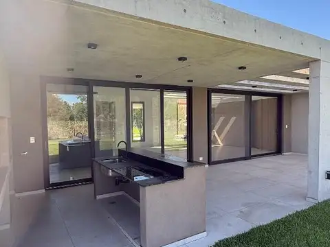 Casa en Venta con 4 cocheras