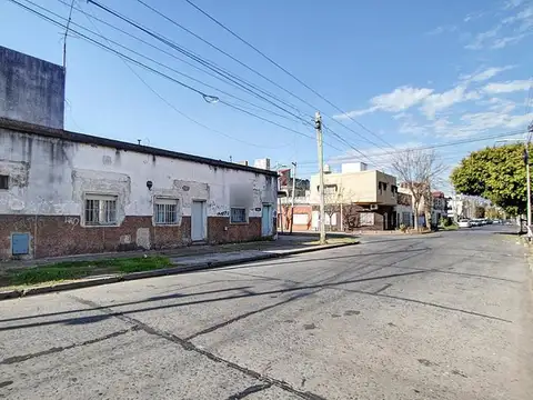 Excelente deposito con oficinas/departamento en venta en Sarandi Avellaneda. Son 1000 m2 cub.-