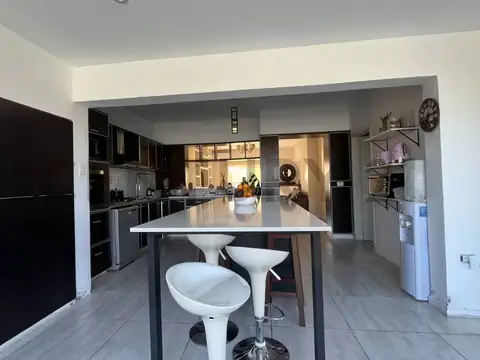 Casa 5 ambientes con 3 baños