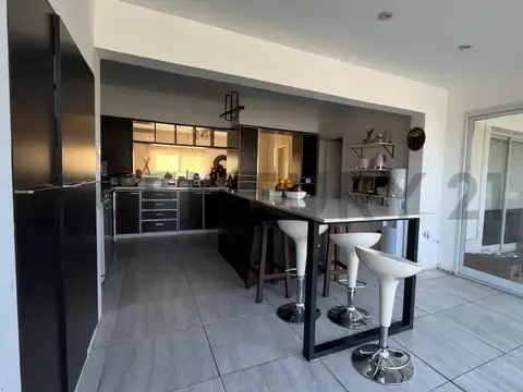 Casa en Venta con 2 cocheras