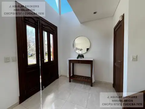 Casa en Venta con 2 cocheras