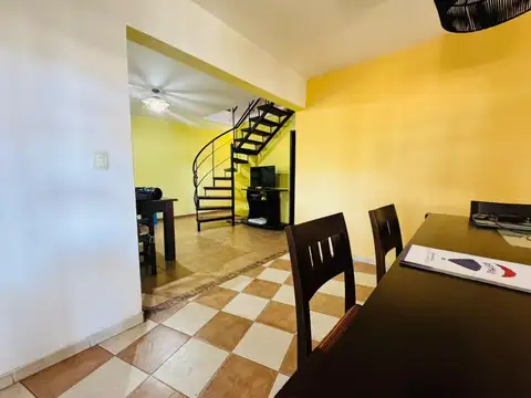 Casa 10 ambientes con 2 baños