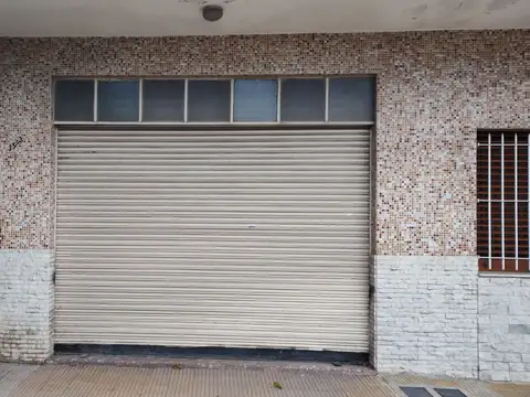 Excelente PH de 3 ambientes al frente con local, 2 patios y quincho compartido