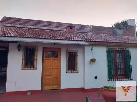 Casa en venta - 4 Dormitorios 2 Baños - Valentín Alsina