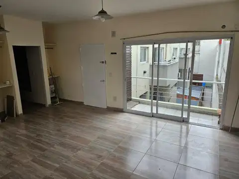 Muy buen departamento monoambiente, con terraza y parrilla.