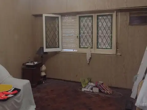 CASA CON GALPÓN INDUSTRIAL EN VENTA.