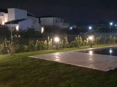 Casa en Alquiler con 1 cochera