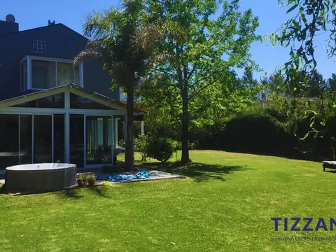 Casa en Venta con 3 cocheras
