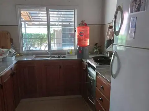 Casa con pileta y gran quincho cerrado - Chopin al 2700