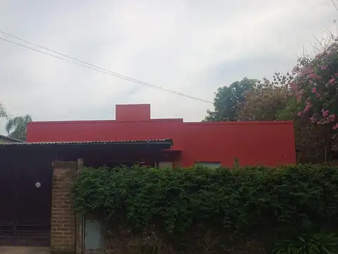 Casa con pileta y gran quincho cerrado - Chopin al 2700