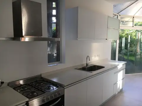 Casa 6 ambientes con 2 baños