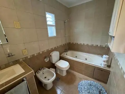 Casa 5 ambientes con 2 baños