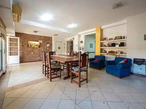 Casa 8 ambientes con 2 baños