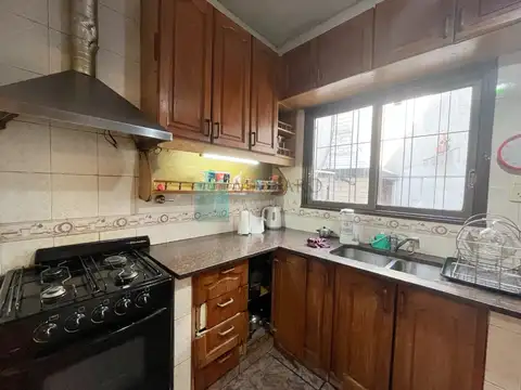 Casa sobre lote propio, 4 ambientes con garage y patio, Liniers.