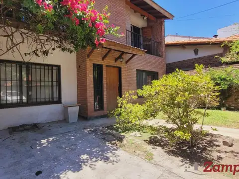 Casa de 5 ambientes en venta con jardín y terraza Olivos
