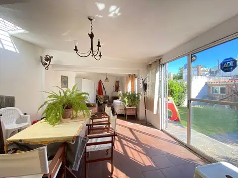 Casa 8 ambientes con 2 baños