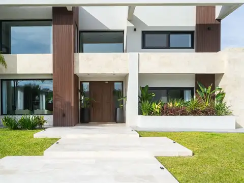 Casa en Venta con 3 cocheras