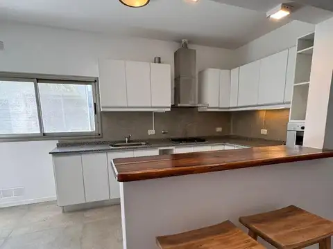 Casa en Alquiler con 1 cochera